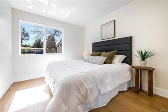 22919 Leonora Dr in Los Angeles, CA - Building Photo - Building Photo