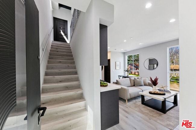 15106 Roxford St in Los Angeles, CA - Foto de edificio - Building Photo