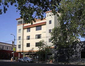 Temescal Place in Oakland, CA - Foto de edificio - Building Photo