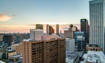 One Park Place in Houston, TX - Building Photo - Building Photo