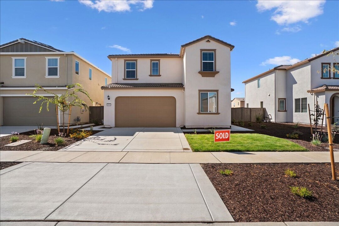 1052 Lost Creek Ranch Dr in Plumas Lake, CA - Building Photo