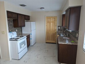 25337 S Montmartre Ct in Oak Park, MI - Building Photo