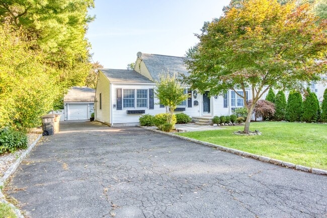 47 Sleepy Hollow Ln in Stamford, CT - Building Photo - Building Photo