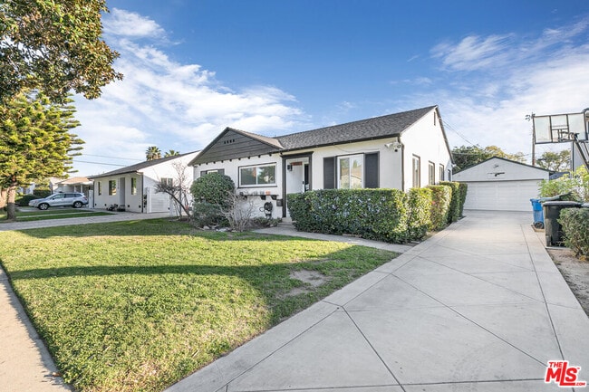 13536 Hamlin St in Los Angeles, CA - Building Photo - Building Photo