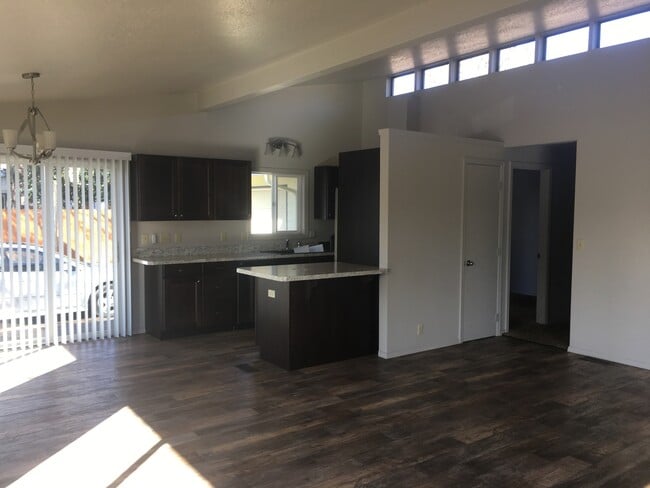 445 SE Border Ln in McMinnville, OR - Foto de edificio - Building Photo