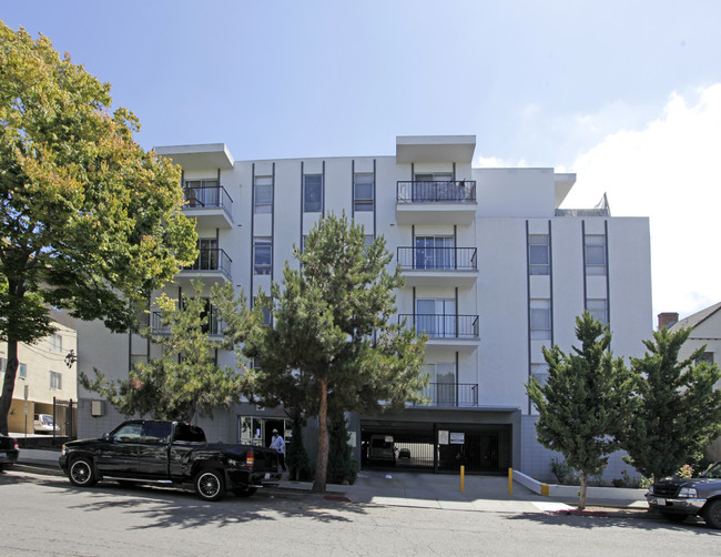 Capri Apartments in Berkeley, CA - Building Photo - Building Photo