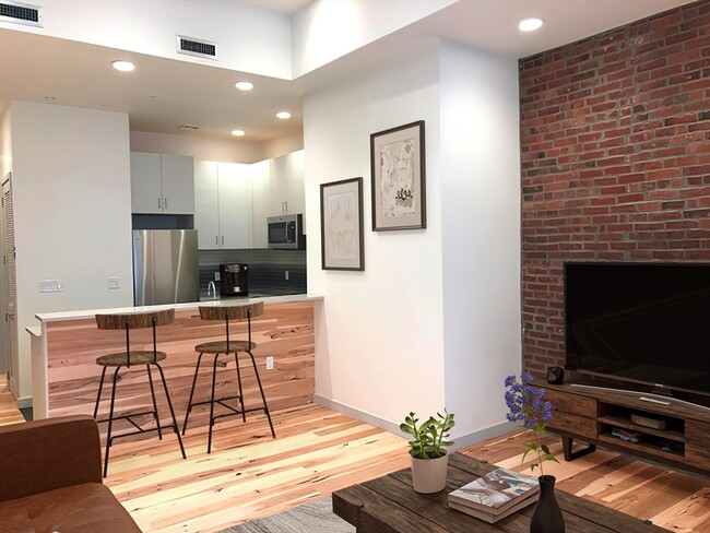 163 Newbury St, Unit 1 in Boston, MA - Building Photo - Building Photo