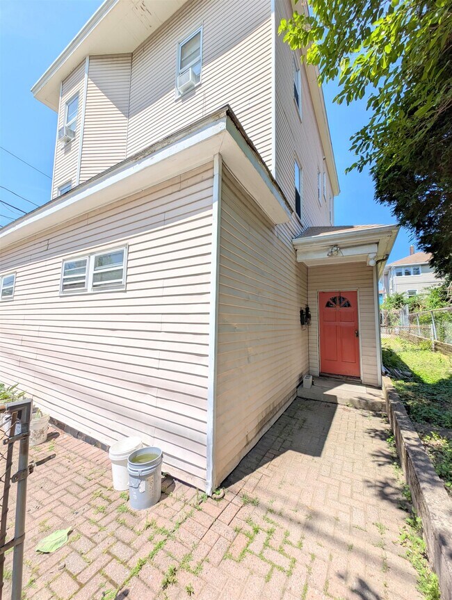21 Dover St, Unit 2 in Cambridge, MA - Building Photo - Building Photo