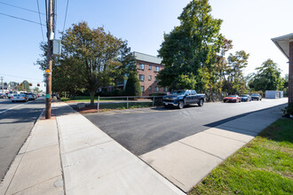 Island Gardens Apartments in Farmingdale, NY - Building Photo - Building Photo