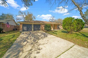 5015 Fitzwater Dr in Spring, TX - Building Photo