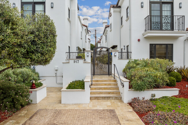 Villas Ventanas in Santa Monica, CA - Building Photo - Building Photo