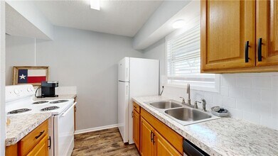 1325 Airline Dr in College Station, TX - Foto de edificio - Building Photo