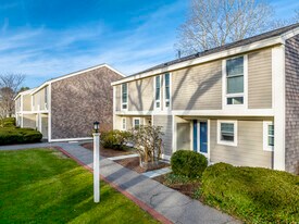 Linden Square Townhomes in Wellesley, MA - Building Photo