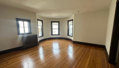 72 Thurston St, Unit 2A in Somerville, MA - Building Photo - Building Photo