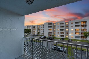 8145 NW 7th St in Miami, FL - Building Photo