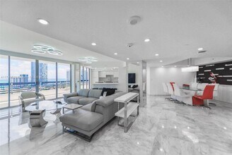 19195 NE 36th Pl in Aventura, FL - Building Photo - Building Photo