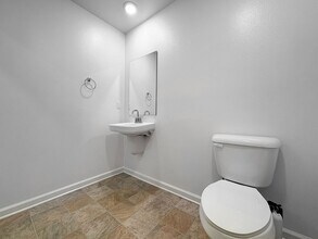 1068 Kendale Wy in Vista, CA - Foto de edificio - Building Photo
