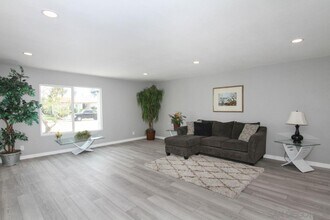 8580 Flanders Dr in San Diego, CA - Building Photo - Building Photo