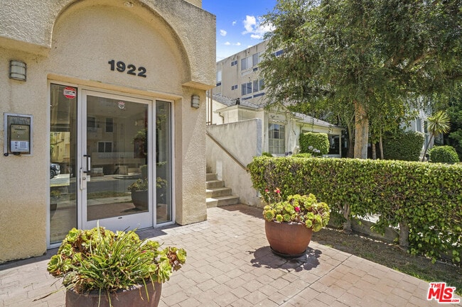 1922 Selby Ave in Los Angeles, CA - Building Photo - Building Photo