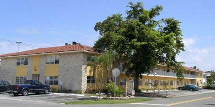 The Oakmont Apartments in Fort Lauderdale, FL - Building Photo - Building Photo