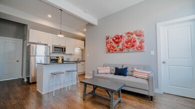 2400 S Troy St in Chicago, IL - Building Photo - Building Photo