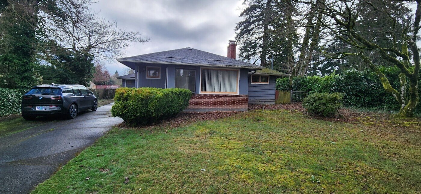 1924 NE 132nd Ave in Portland, OR - Building Photo