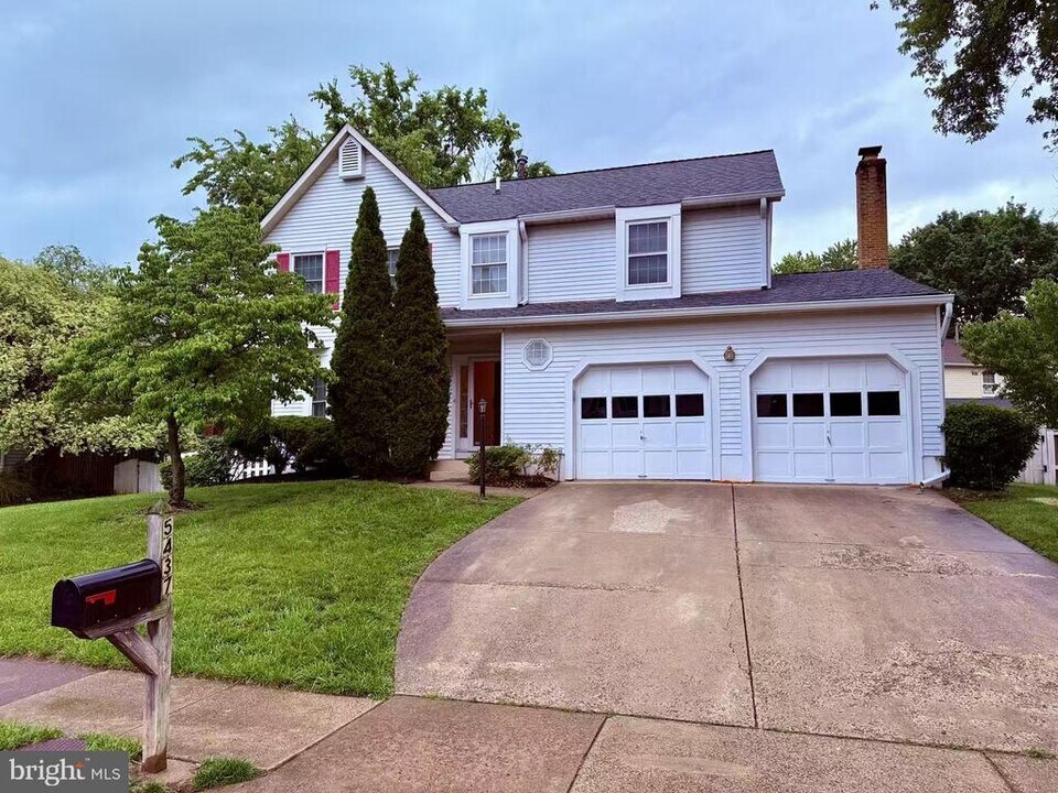 5437 Braddock Ridge Dr in Centreville, VA - Building Photo