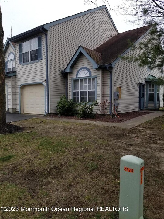 408 Dorchester Way in Englishtown, NJ - Building Photo