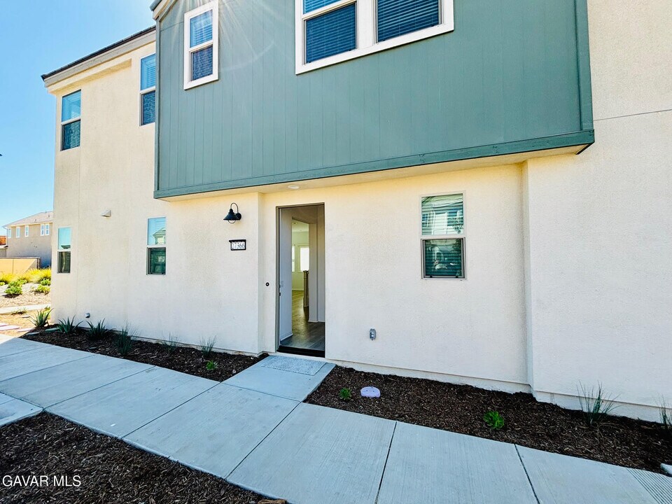 27366 Hyland in Valencia, CA - Building Photo