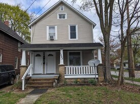 1023 Washington Ave in Kalamazoo, MI - Building Photo