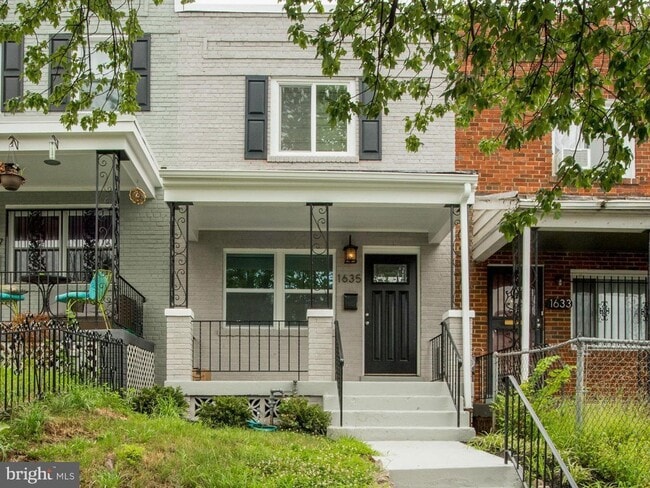 property at 1635 Lang Pl NE