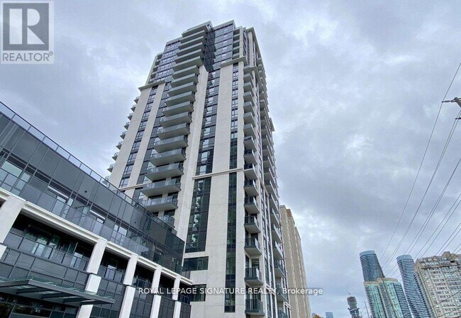 202 Burnhamthorpe Rd E in Mississauga, ON - Building Photo - Building Photo