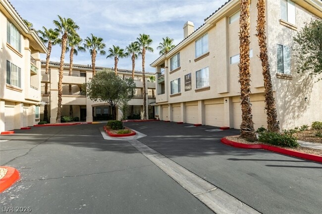 7143 S Durango Dr in Las Vegas, NV - Foto de edificio - Building Photo