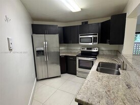 10245 NW 9th St Cir in Miami, FL - Building Photo