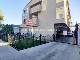 1080 St Louis Ave in Long Beach, CA - Building Photo