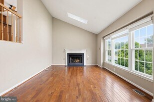 7690 Green Garland Dr in Springfield, VA - Building Photo