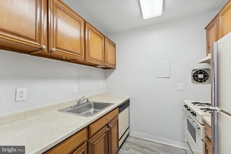 6100 Westchester Park Dr in College Park, MD - Building Photo - Building Photo