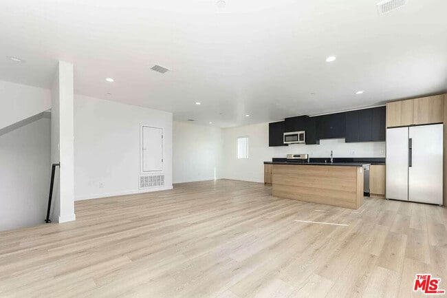 2103 Burnside Ave in Los Angeles, CA - Building Photo - Building Photo
