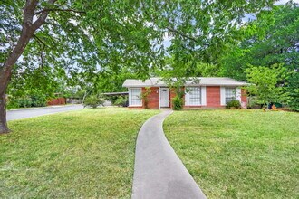 343 Blaze Ave in San Antonio, TX - Building Photo - Building Photo