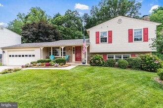 3229 Manitoba Dr in Woodbridge, VA - Foto de edificio - Building Photo