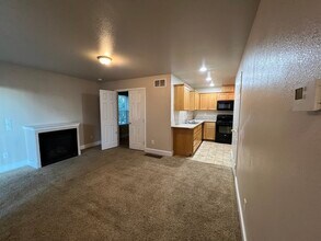 1266 N E 2 1/2 St in Meridian, ID - Foto de edificio - Building Photo