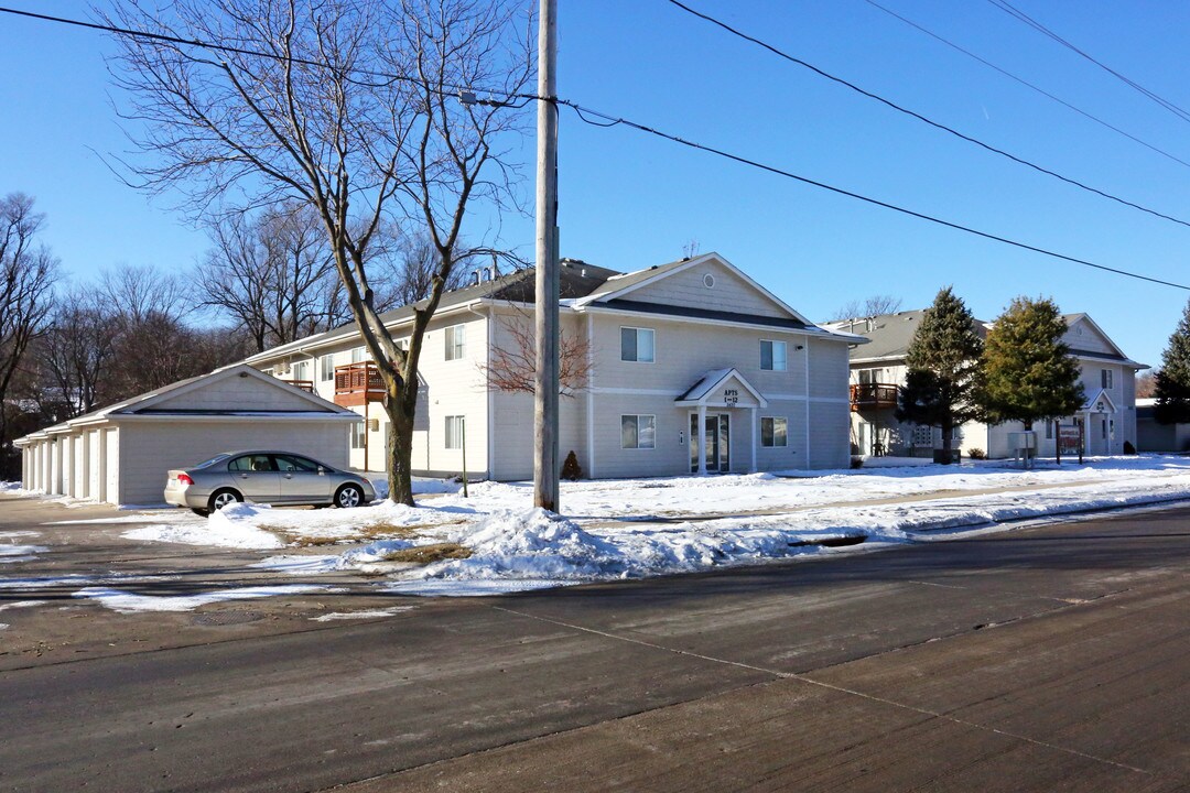 Apartments on Vine in West Des Moines, IA - Building Photo