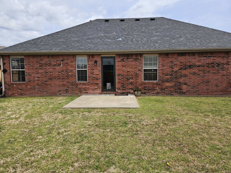 800 E Marietta Ct in Rogers, AR - Building Photo
