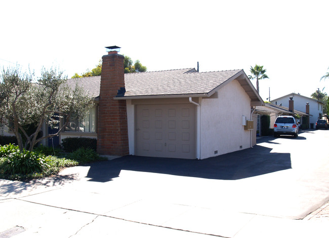 337 E 18th St in Costa Mesa, CA - Foto de edificio - Building Photo