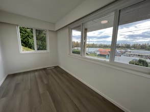 4871 Marine Dr in Burnaby, BC - Building Photo - Building Photo