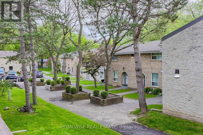 560 Waverly St N in Oshawa, ON - Building Photo - Building Photo