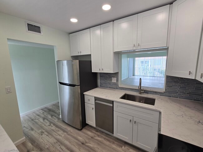 10215 Regal Dr, Unit 21 in Largo, FL - Building Photo - Building Photo