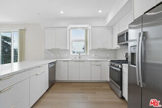 11042 La Maida St in Los Angeles, CA - Building Photo - Building Photo