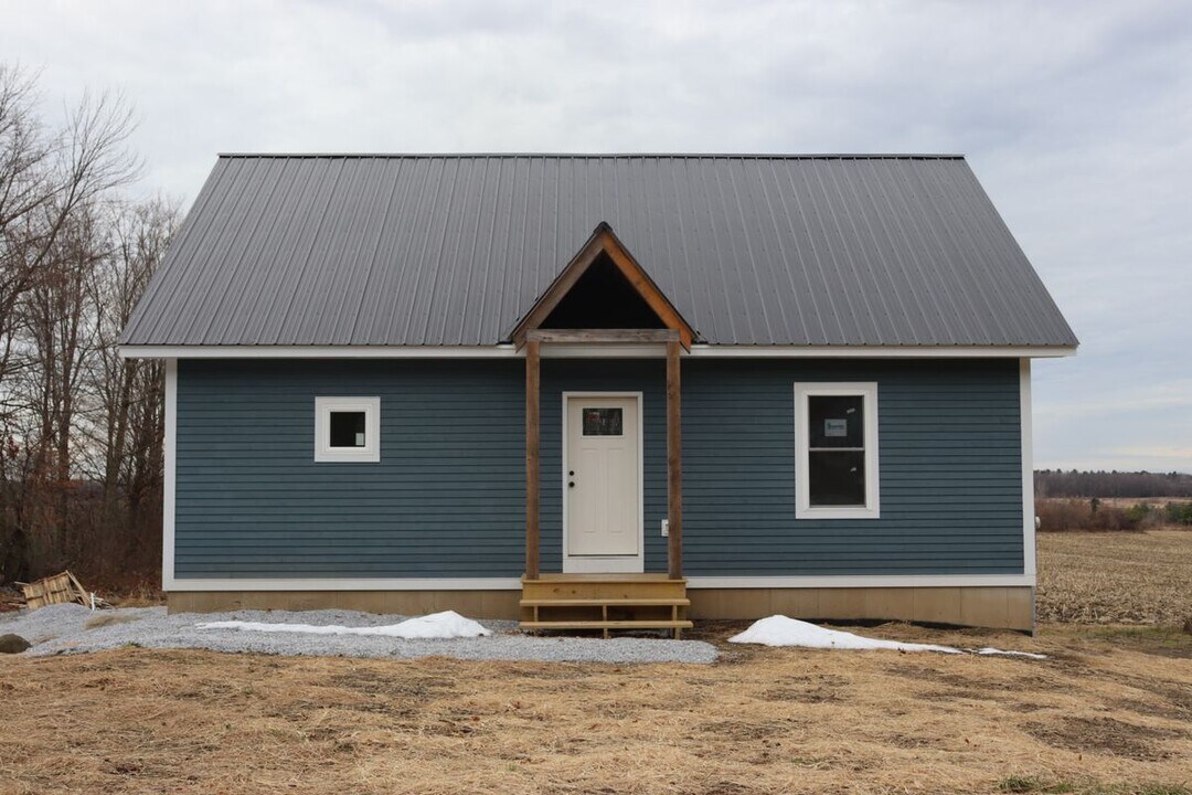 1785 Kellogg Rd in St. Albans, VT - Building Photo