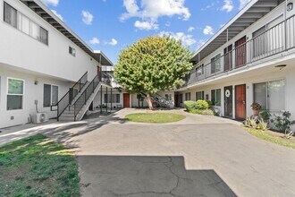 10442 Lampson Ave in Garden Grove, CA - Foto de edificio - Building Photo